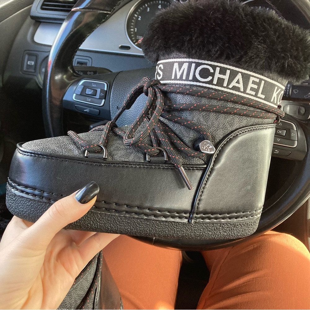 NWT MICHAEL MICHAEL KORS
Zelda Logo Snow Boot